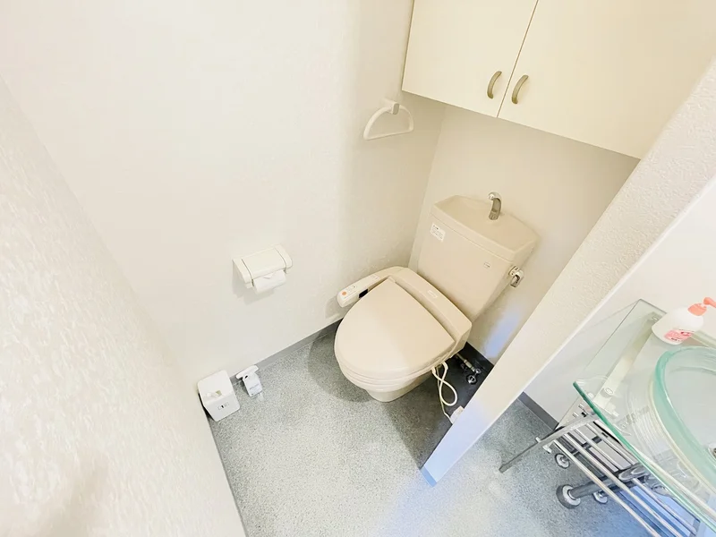 ウォシュレットつきのトイレです。老若男女皆様に安心してご利用いただけますね☆トイレにもトイレ用洗剤とトイレ用ブラシをご用意しておりますので長期ご利用の場合の気になる汚れなどもお掃除して頂けます＾＾