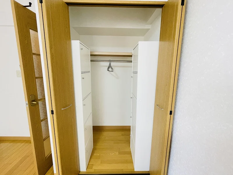 収納スペースも充実しており、嬉しいポール付☆☆