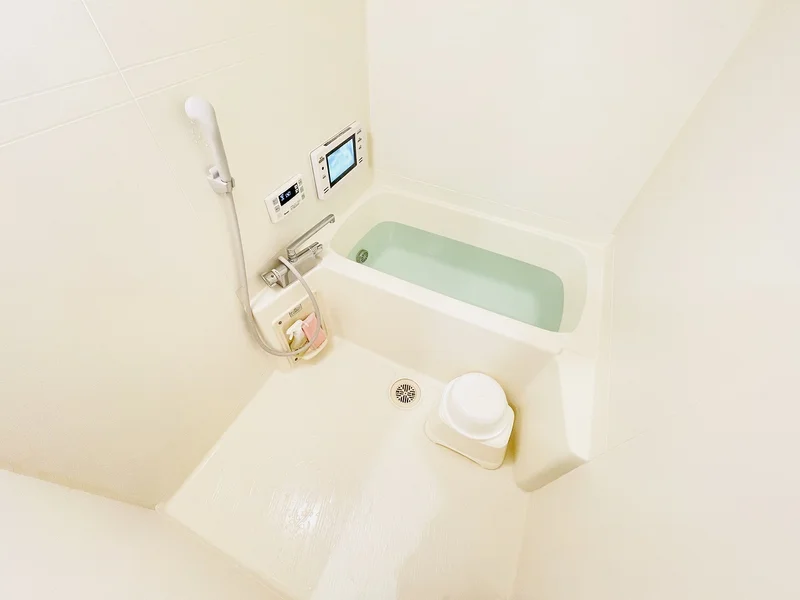 バストイレは別♪バスルームには風呂桶・風呂イス・風呂用洗剤・スポンジをご用意しておりますのでぜひご活用ください！