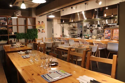 鉄板こうさかまで徒歩6分