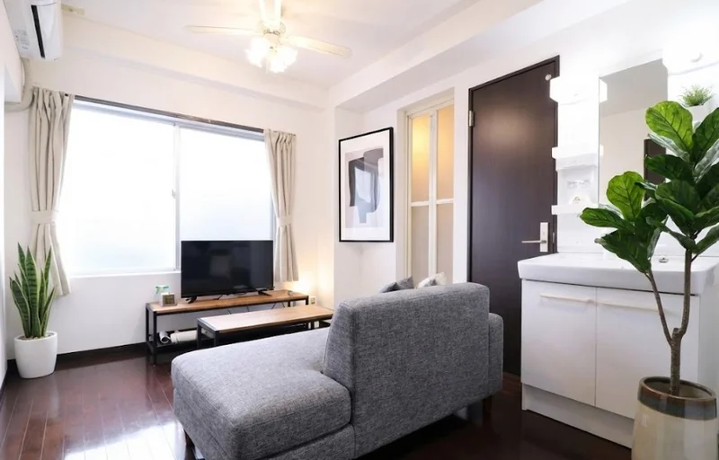 ソファ付きでゆったりとしたお部屋！※植木と額とクッションなどの装飾は写真用です。