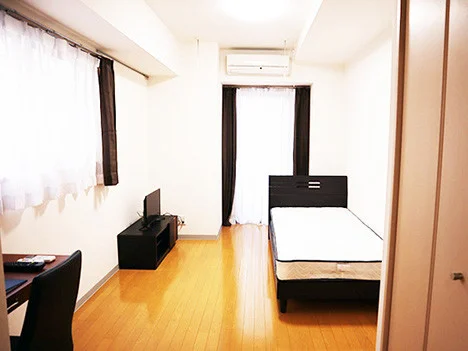 写真はお部屋のイメージです。ラグなどの室内装飾はございません。