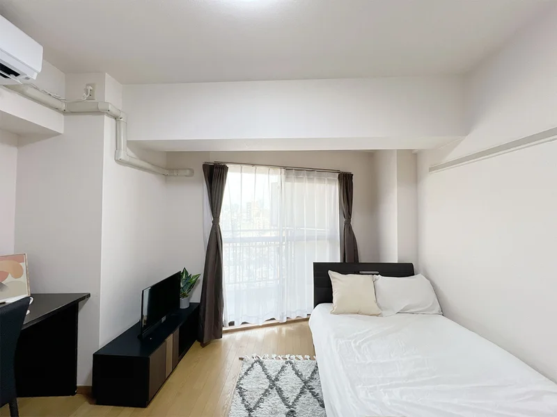 写真はお部屋のイメージです。ラグなどの室内装飾はございません。