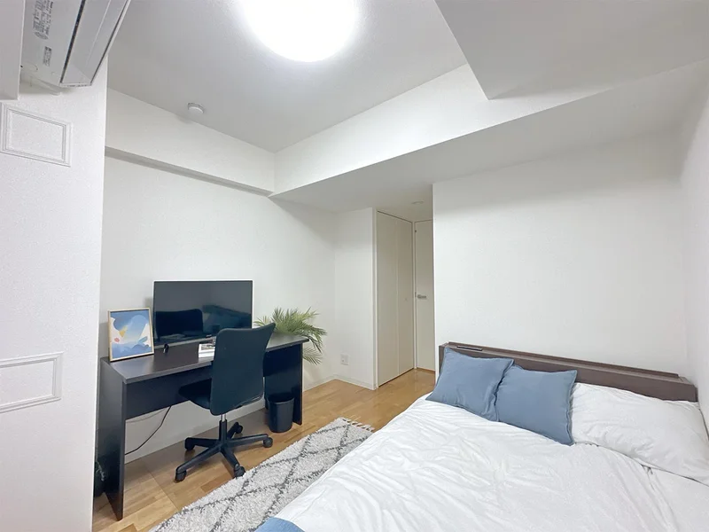 写真はお部屋のイメージです。ラグなどの室内装飾はございません。