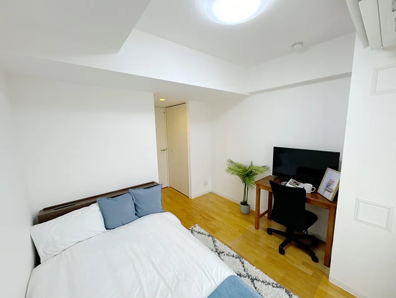 写真はお部屋のイメージです。ラグなどの室内装飾はございません。