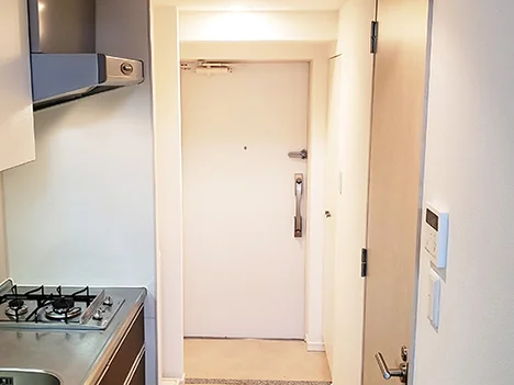 写真はお部屋のイメージです。ラグなどの室内装飾はございません。