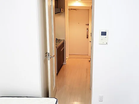 写真はお部屋のイメージです。ラグなどの室内装飾はございません。