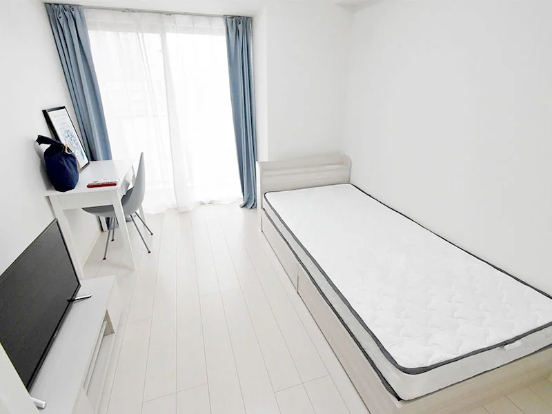 写真はお部屋のイメージです。ラグなどの室内装飾はございません。