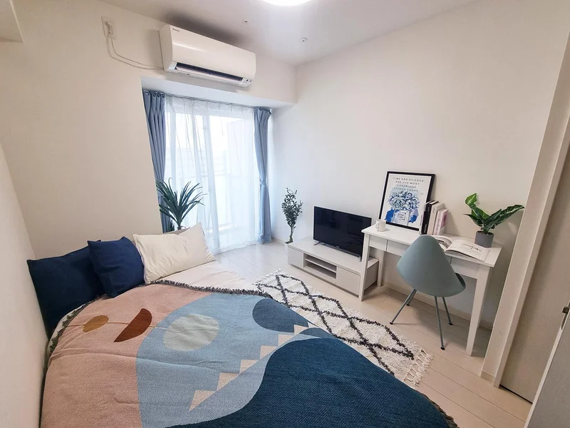 写真はお部屋のイメージです。ラグなどの室内装飾はございません。