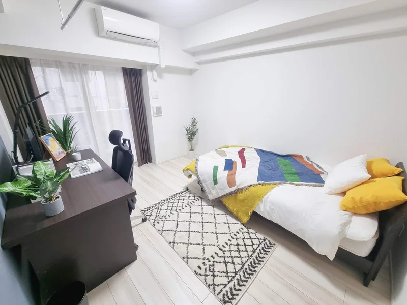写真はお部屋のイメージです。ラグなどの室内装飾はございません。