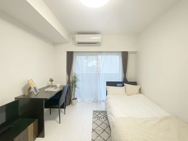 写真はお部屋のイメージです。ラグなどの室内装飾はございません。