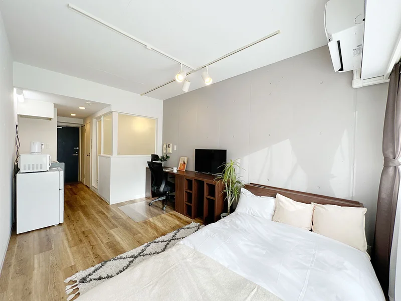 写真はお部屋のイメージです。ラグなどの室内装飾はございません。