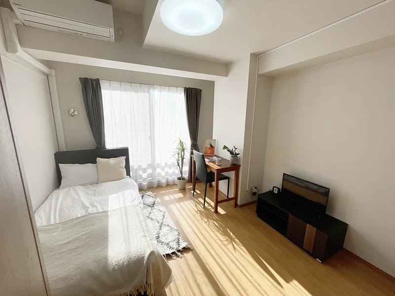 写真はお部屋のイメージです。ラグなどの室内装飾はございません。