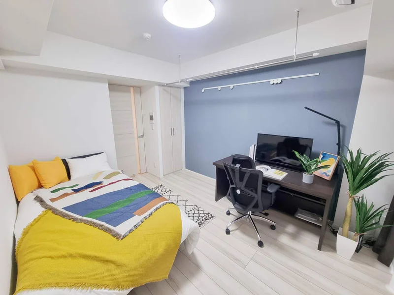 写真はお部屋のイメージです。ラグなどの室内装飾はございません。