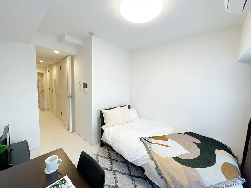 写真はお部屋のイメージです。ラグなどの室内装飾はございません。