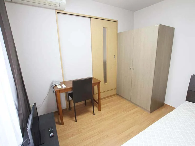 写真はお部屋のイメージです。ラグなどの室内装飾はございません。