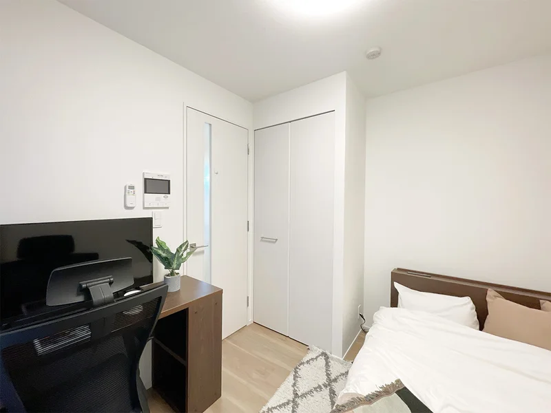 写真はお部屋のイメージです。ラグなどの室内装飾はございません。