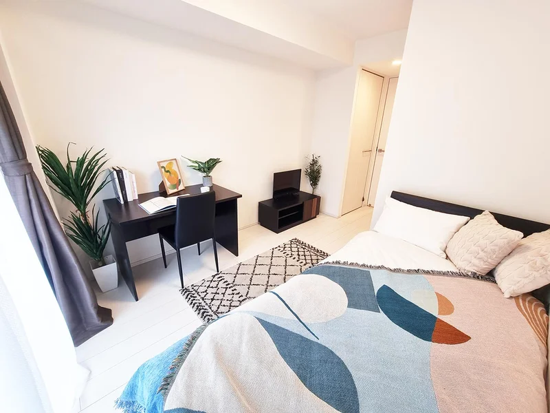 写真はお部屋のイメージです。ラグなどの室内装飾はございません。