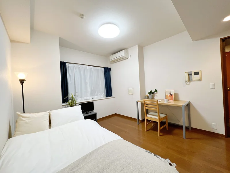 写真はお部屋のイメージです。ラグなどの室内装飾はございません。