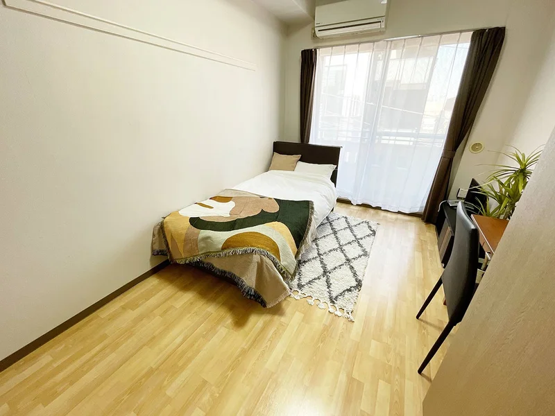 写真はお部屋のイメージです。ラグなどの室内装飾はございません。