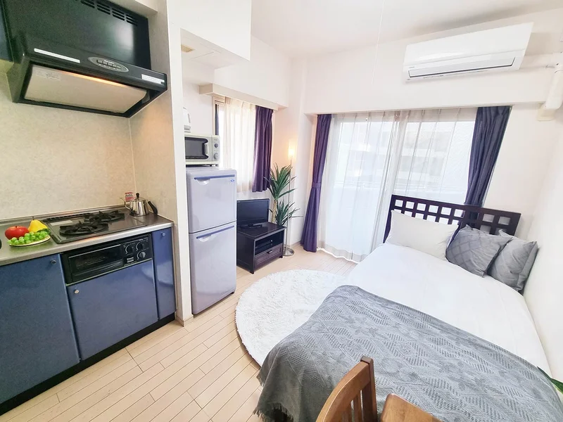 写真はお部屋のイメージです。ラグなどの室内装飾はございません。