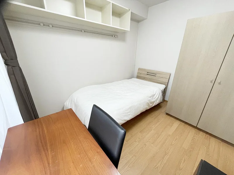 写真はお部屋のイメージです。ラグなどの室内装飾はございません。