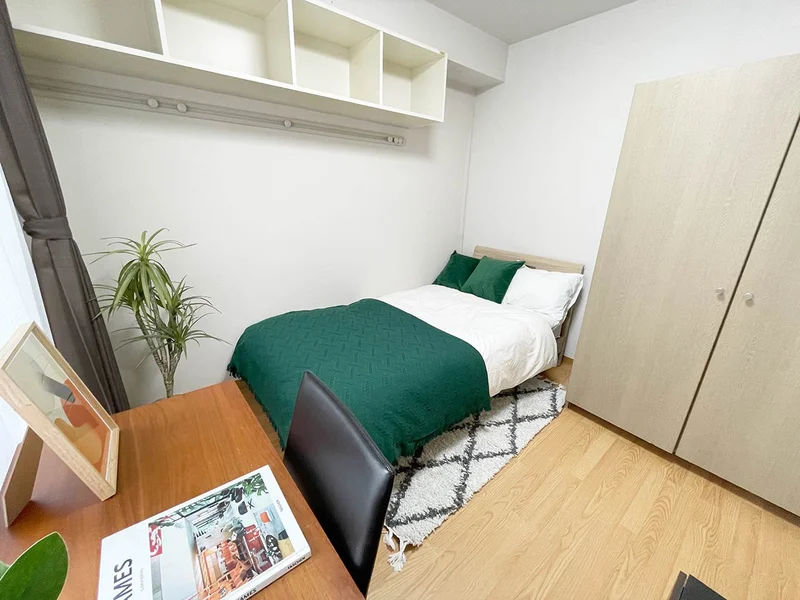 写真はお部屋のイメージです。ラグなどの室内装飾はございません。