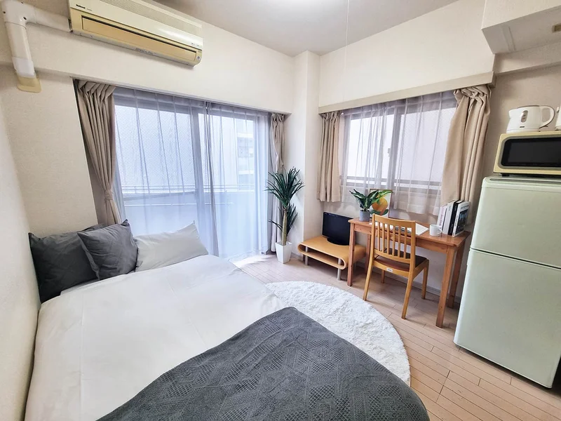 写真はお部屋のイメージです。ラグなどの室内装飾はございません。