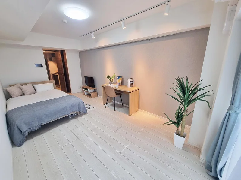 写真はお部屋のイメージです。ラグなどの室内装飾はございません。