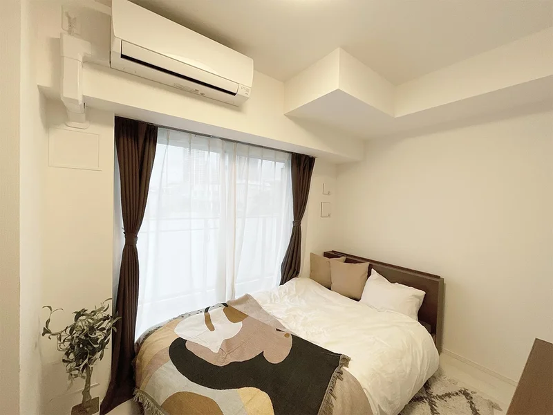 写真はお部屋のイメージです。ラグなどの室内装飾はございません。