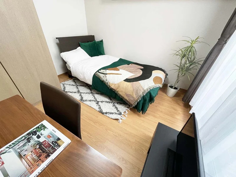 写真はお部屋のイメージです。ラグなどの室内装飾はございません。