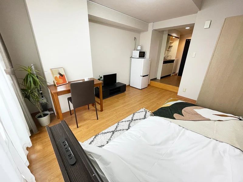 写真はお部屋のイメージです。ラグなどの室内装飾はございません。