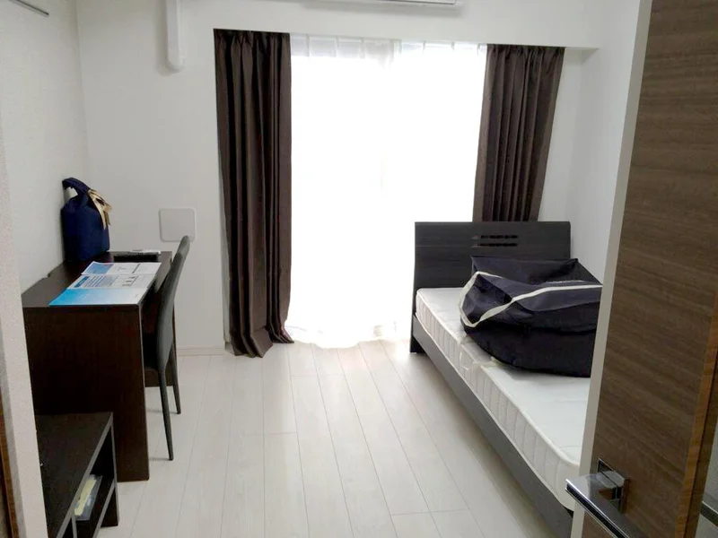 写真はお部屋のイメージです。ラグなどの室内装飾はございません。