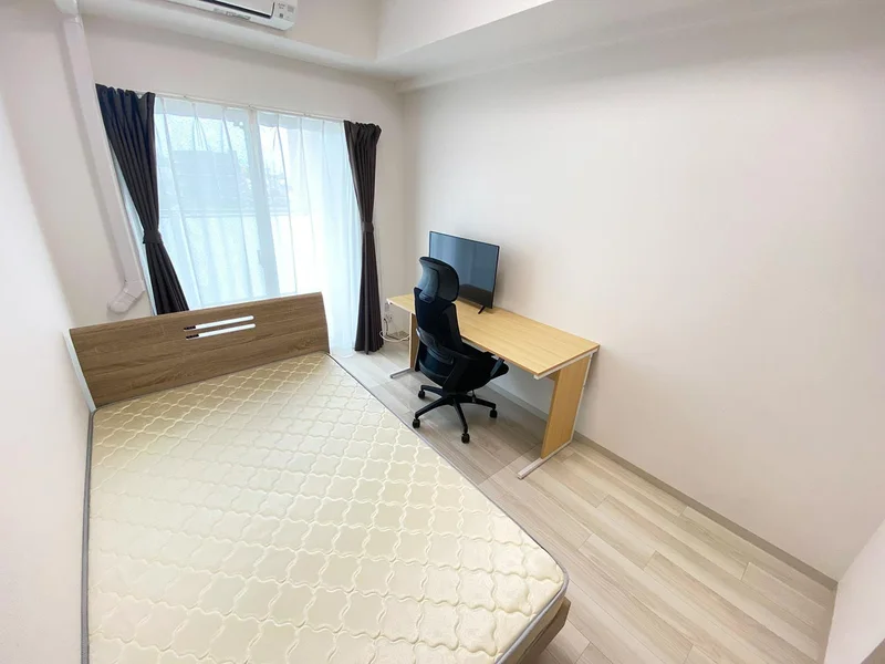 写真はお部屋のイメージです。ラグなどの室内装飾はございません。