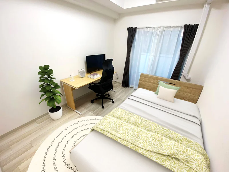 写真はお部屋のイメージです。ラグなどの室内装飾はございません。