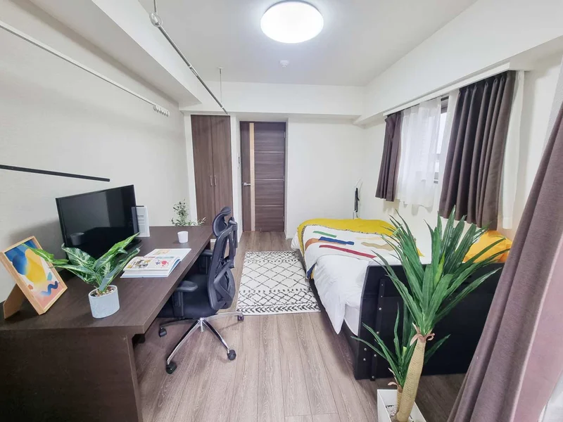 写真はお部屋のイメージです。ラグなどの室内装飾はございません。