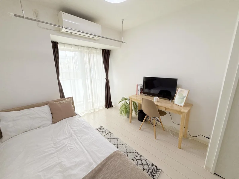 写真はお部屋のイメージです。ラグなどの室内装飾はございません。