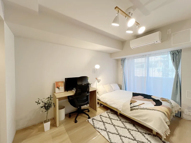 写真はお部屋のイメージです。ラグなどの室内装飾はございません。