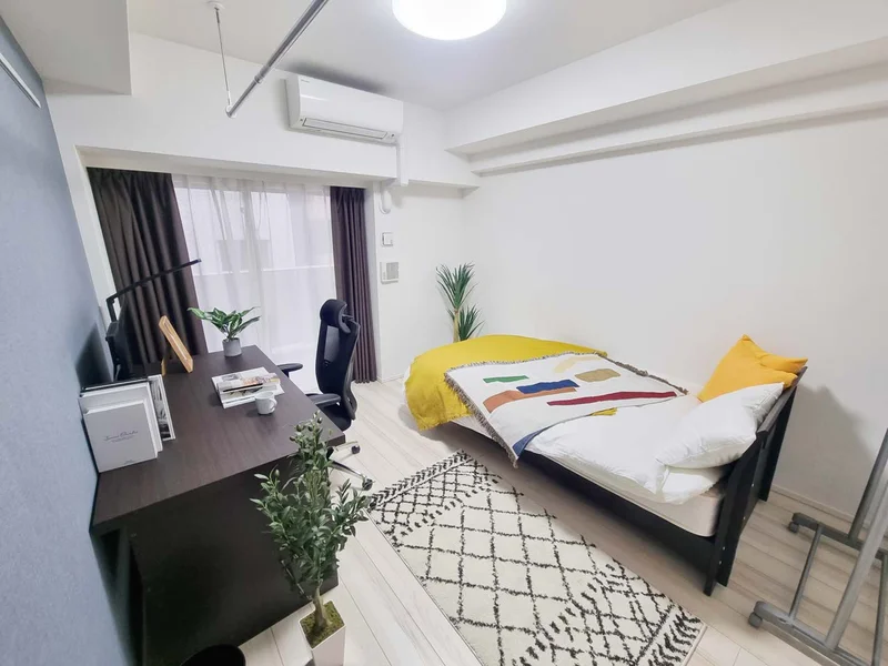 写真はお部屋のイメージです。ラグなどの室内装飾はございません。