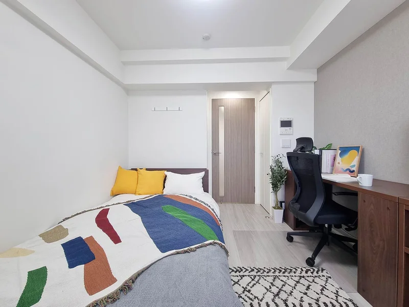 写真はお部屋のイメージです。ラグなどの室内装飾はございません。