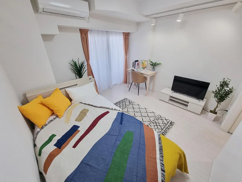 写真はお部屋のイメージです。ラグなどの室内装飾はございません。