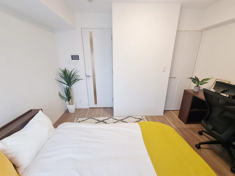 写真はお部屋のイメージです。ラグなどの室内装飾はございません。