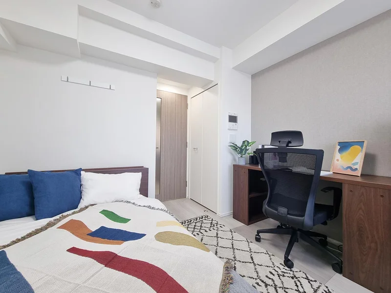 写真はお部屋のイメージです。ラグなどの室内装飾はございません。