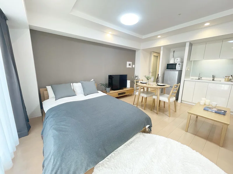 写真はお部屋のイメージです。ラグなどの室内装飾はございません。