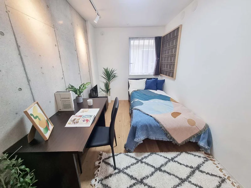 写真はお部屋のイメージです。ラグなどの室内装飾はございません。