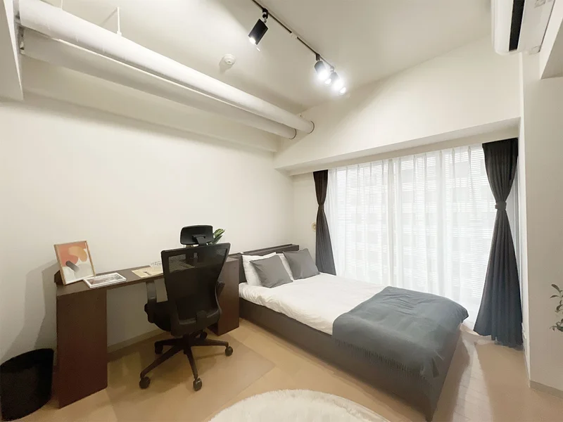 写真はお部屋のイメージです。ラグなどの室内装飾はございません。