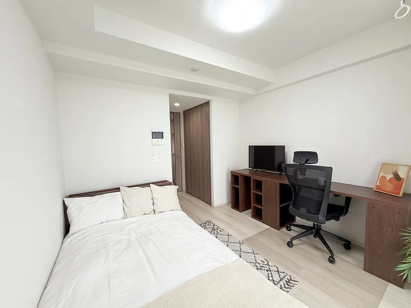 写真はお部屋のイメージです。ラグなどの室内装飾はございません。