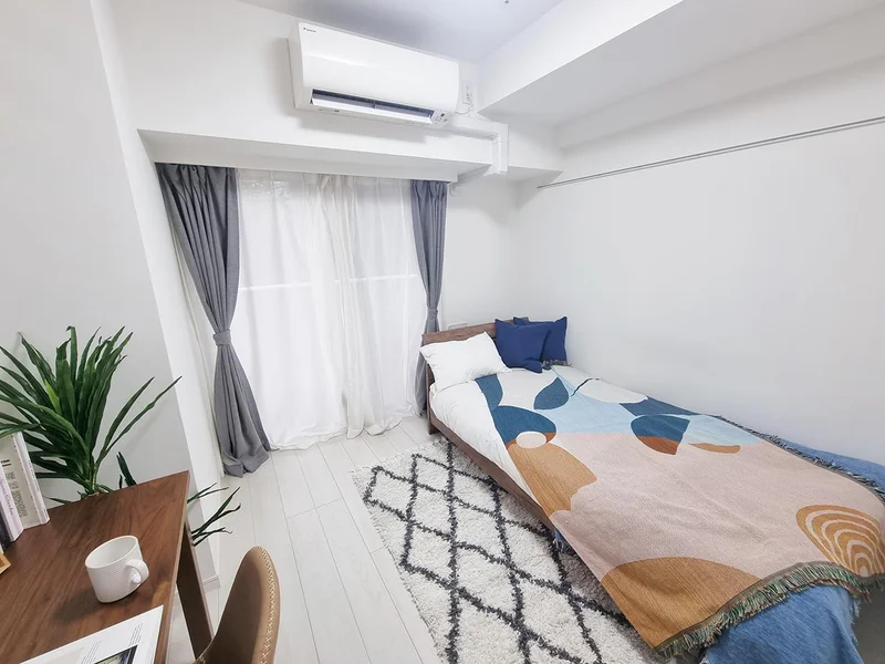 写真はお部屋のイメージです。ラグなどの室内装飾はございません。