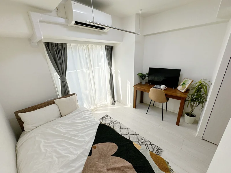 写真はお部屋のイメージです。ラグなどの室内装飾はございません。