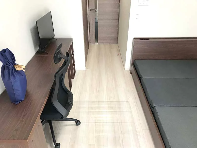写真はお部屋のイメージです。ラグなどの室内装飾はございません。